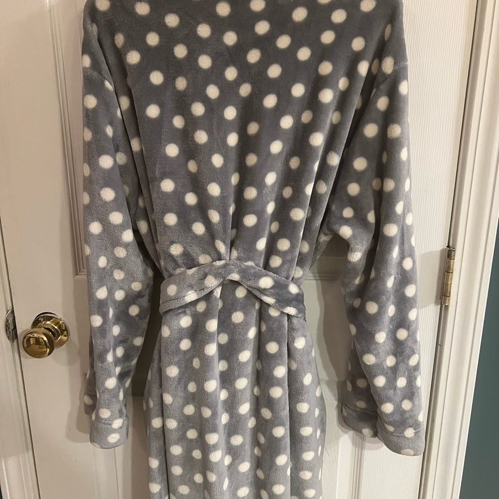 Simply Styled Plush Robe - Picture 5 of 5